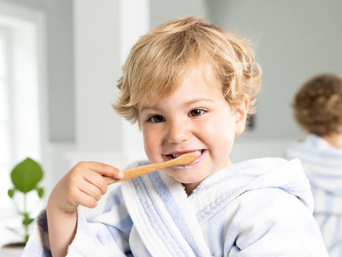 Dětský zubní kartáček z bukového dřeva - Georganics